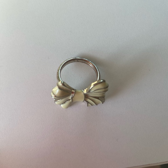 Ribbon bow ring - white and golden - ~size 8 - Picture 8 of 8
